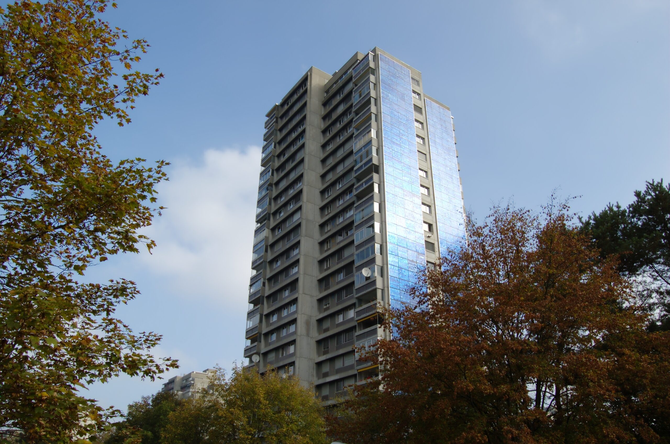 Energy community building with photovoltaic renewable energy